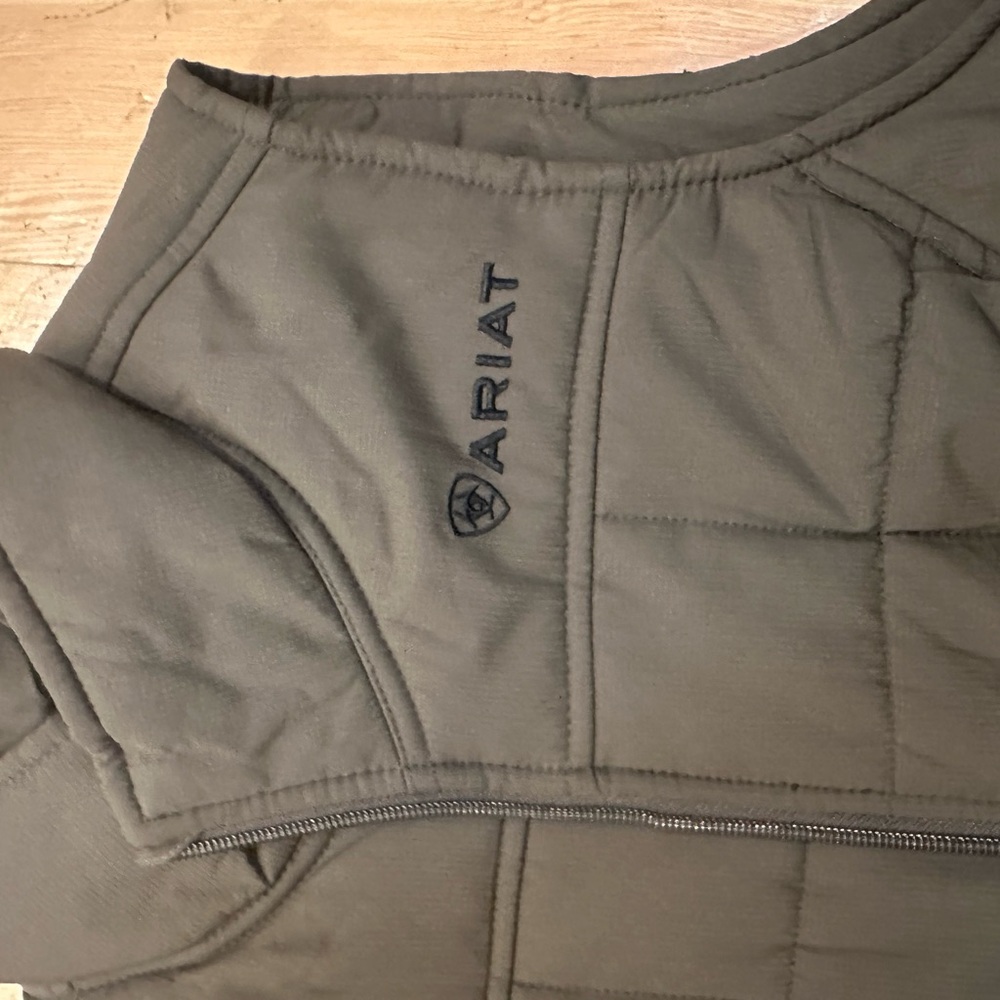 Ariat banyan bark insulated vest with synch back in a size medium - Picture 10 of 10